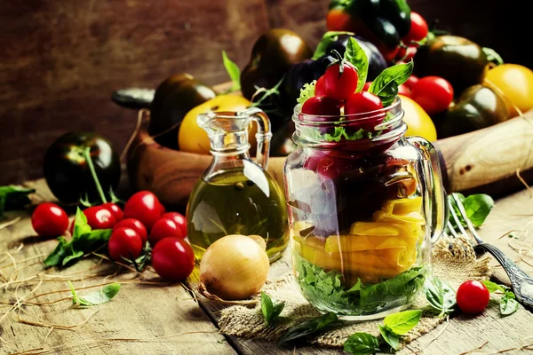 Vegetarisk Sallad på gula, svarta och röda körsbärstomater — Stockfoto