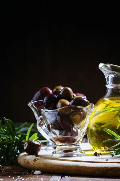 그리스 올리브 기름 및 유리 그릇에 — 스톡 사진