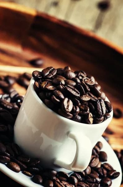 Granos de café tostado en una taza blanca —  Fotos de Stock