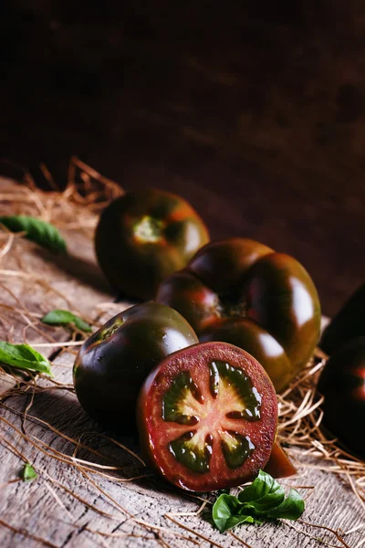 Große schwarze Tomaten — Stockfoto