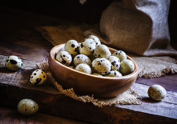 Quail eggs, old wooden background — Stock Photo, Image