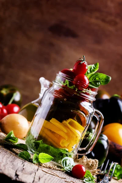 Vegetariánský salát žluté, černé a červené cherry rajčat — Stock fotografie