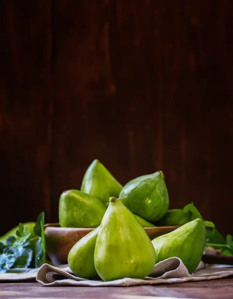 Zoete groene vijgen in kom — Stockfoto