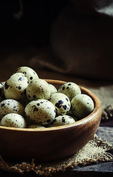 Bıldırcın yumurtası, eski ahşap arka plan — Stok fotoğraf