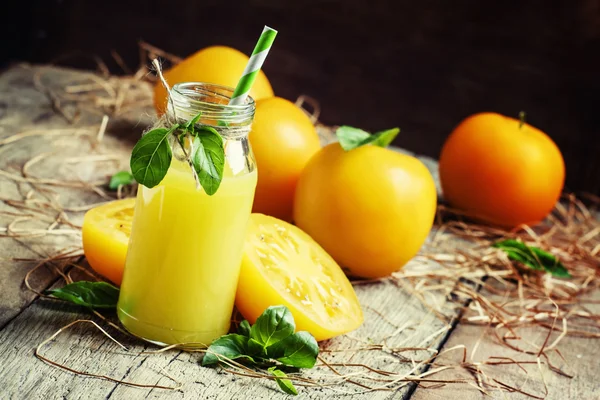 Свежевыжатый сок из желтых помидоров с базиликом — стоковое фото