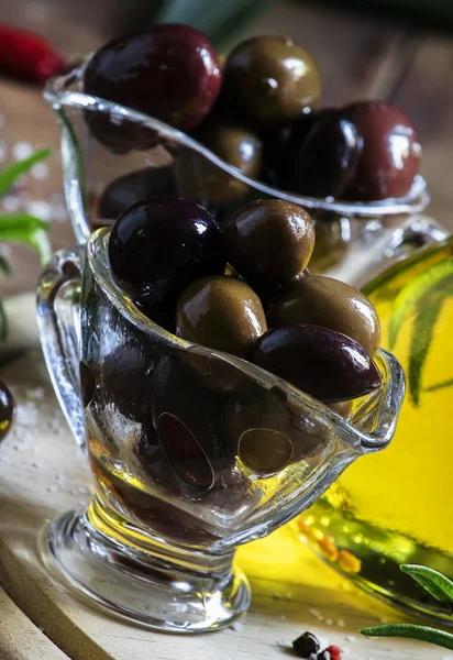 Griechische Oliven in einer Glasschüssel und Öl — Stockfoto