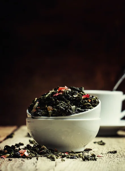 Сухий зелений чай цейлонський — стокове фото