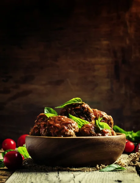 豚肉と牛肉のスパイシー トマト ソースのボウルにミートボール — ストック写真