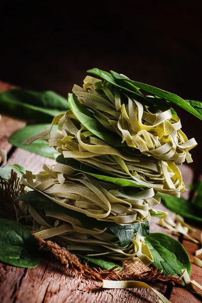 Dry spinach pasta — Stock Photo, Image