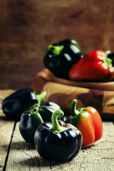 Ekologisk mörk grön paprika — Stockfoto