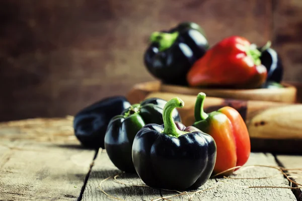 Organic dark green bell peppers — Stock Photo, Image