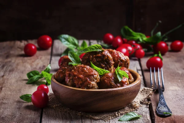 Gehaktballen van varkensvlees en rundvlees met pikante tomatensaus in kom — Stockfoto