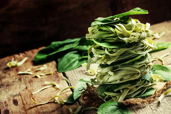 Dry spinach pasta — Stock Photo, Image