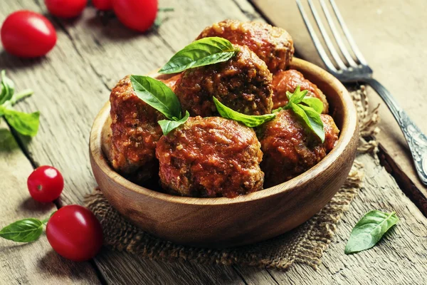 Gehaktballen van varkensvlees en rundvlees met pikante tomatensaus in kom — Stockfoto