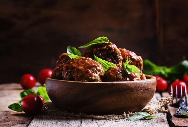 Fleischbällchen von Schwein und Rind mit würziger Tomatensauce in Schüssel — Stockfoto