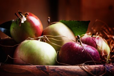 Cam vazo içinde sunulan taze elma