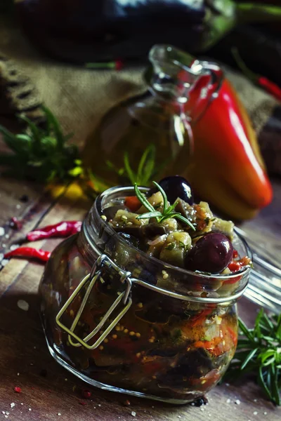 Баклажаны с перцем, помидорами и оливками — стоковое фото