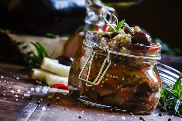 Berinjela cozida com pimentos, tomates e azeitonas — Fotografia de Stock