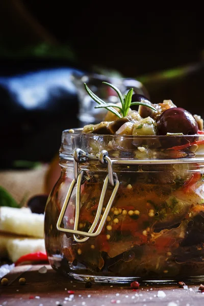 Тушковане баклажани з перцем, помідорами та оливками — стокове фото