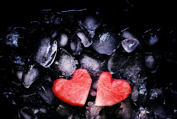 Dulces corazones de sandía sobre hielo picado — Foto de Stock