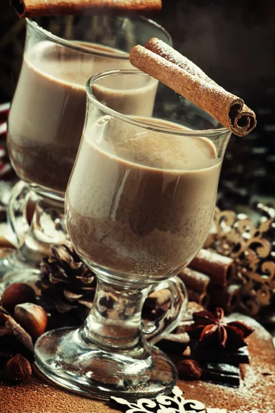 Kakao in großen Gläsern für heiße Getränke — Stockfoto