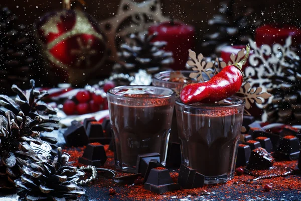 Baharatlı biber ile sıvı koyu çikolata — Stok fotoğraf
