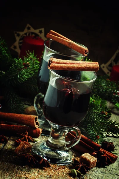 Mulled wine in large glasses for hot drinks — Φωτογραφία Αρχείου