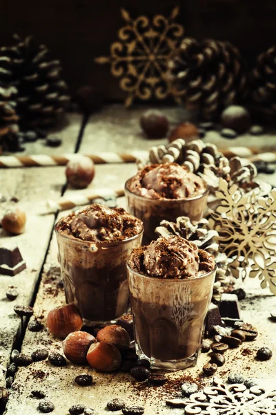 Sobremesa festiva de chocolate e café com nozes — Fotografia de Stock