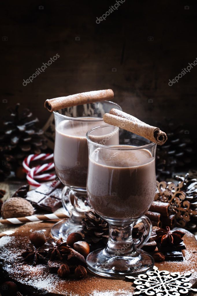 Cacao en vasos grandes para bebidas calientes: fotografía de stock
