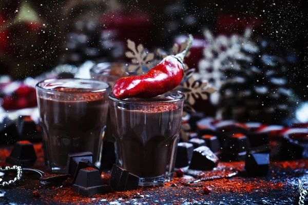 Flytande mörk choklad med kryddig chilipeppar — Stockfoto