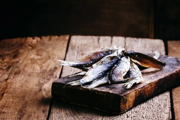 Сушеная рыба. Винтажный деревянный фон — стоковое фото