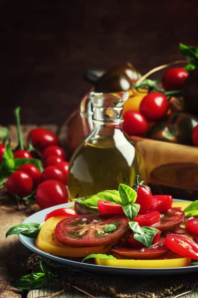 Salad of colorful tomatoes on plate — Stockfoto