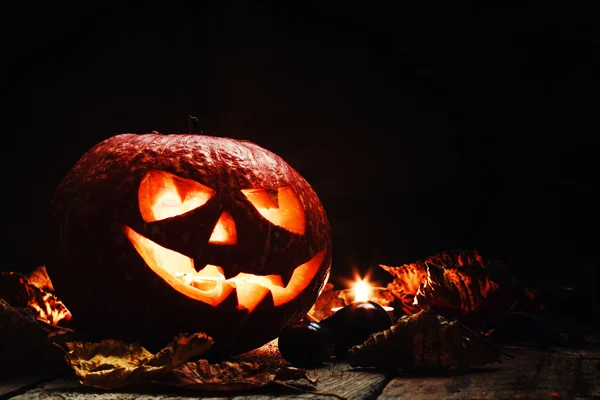 Halloween pumpkin, dark wooden background — Stockfoto