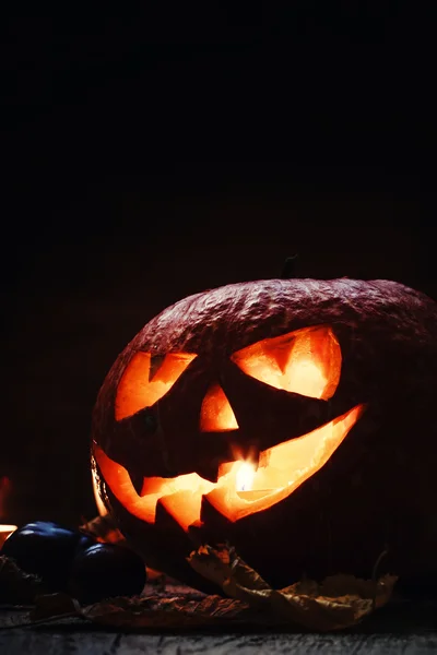 Halloween pumpkin, dark wooden background — Stockfoto