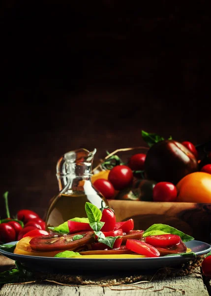 Salat mit bunten Tomaten auf Teller — Stockfoto