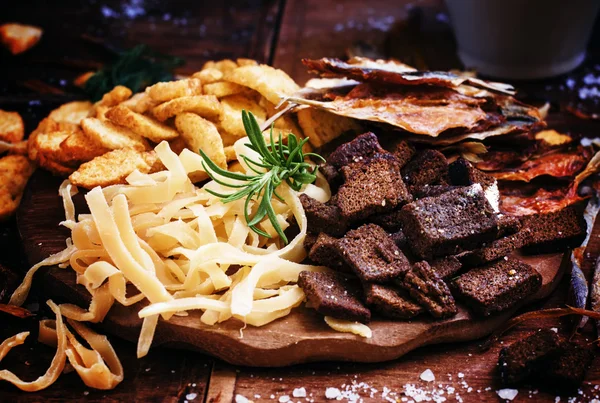 Pescado seco y galletas saladas — Foto de Stock