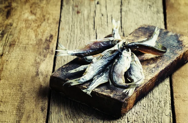Tørret fisk. Vintage træ baggrund - Stock-foto