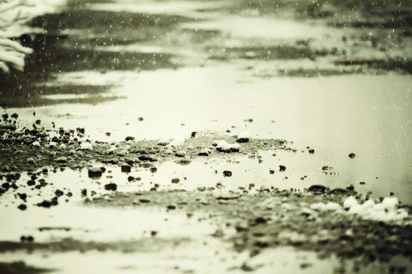 Eerste sneeuw, plas op de onverharde weg — Stockfoto