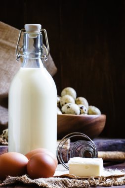 Taze organik yumurta, süt ve tereyağı, rustik tarzı natürmort
