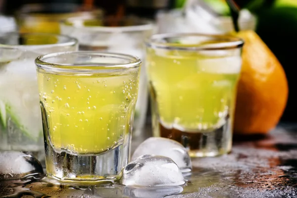 Cócteles alcohólicos de naranja y lima — Foto de Stock