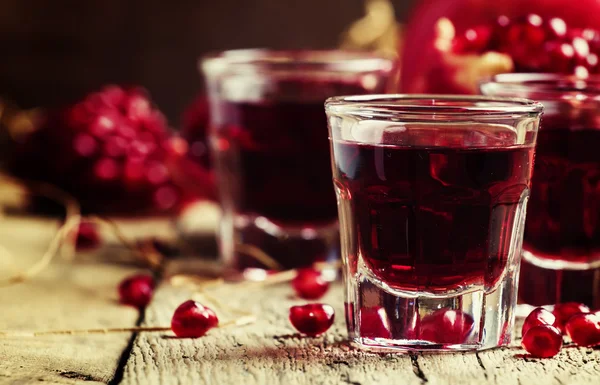 Homemade pomegranate liqueur — Stock Photo, Image