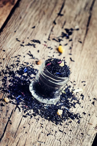 Té negro de Ceilán seco con flores azules aciano y frutos secos —  Fotos de Stock