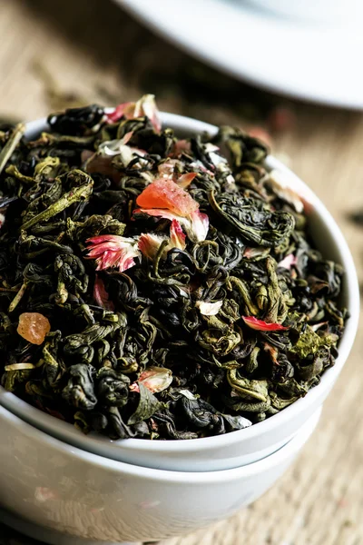Ceylon green tea with petals of cherry blossom and dried fruits — Stock Photo, Image