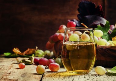 Işık üzüm suyu, rustik tarzı natürmort