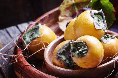 Taze hurma, vintage ahşap arka plan