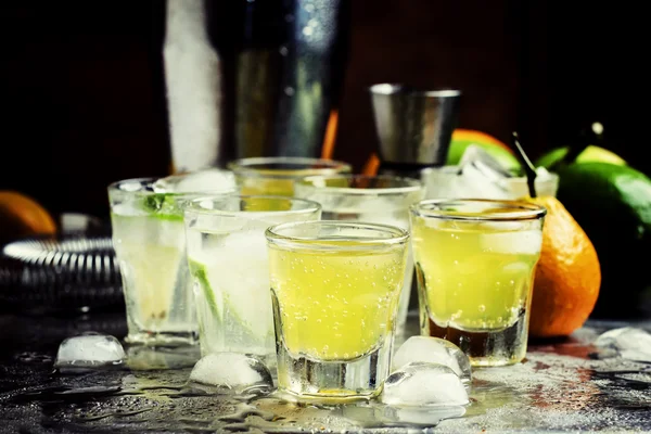 Oranje en lime alcoholische cocktails — Stockfoto