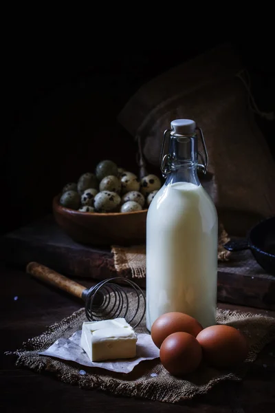 Čerstvá bio vajíčka, mléko a máslo, zátiší v rustikálním stylu — Stock fotografie