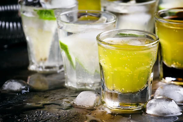 Coquetéis alcoólicos de laranja e limão — Fotografia de Stock