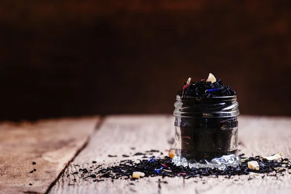 Ξηρό τσάι μαύρο Κεϋλάνης με καλαμποκάλευρο μπλε λουλούδια και αποξηραμένα φρούτα — Φωτογραφία Αρχείου