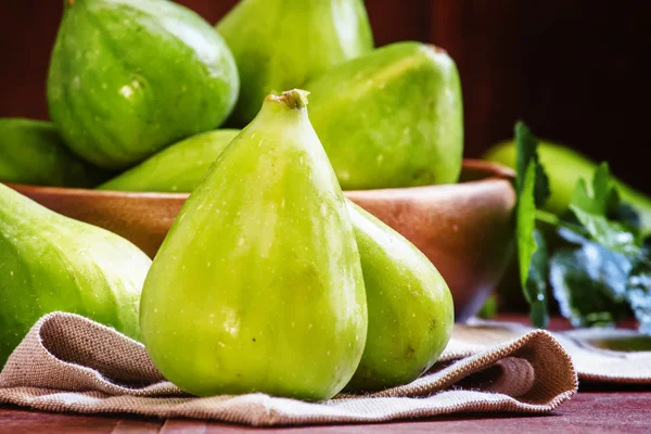 Frische grüne Feigen, Stillleben im rustikalen Stil — Stockfoto